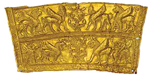 روی این زره طلایی،  نقش موجودات اسطوره‌ای دیده می‌شود، این پیش زره، در موزه اسمیتسونیان در واشنگتن قرار دارد